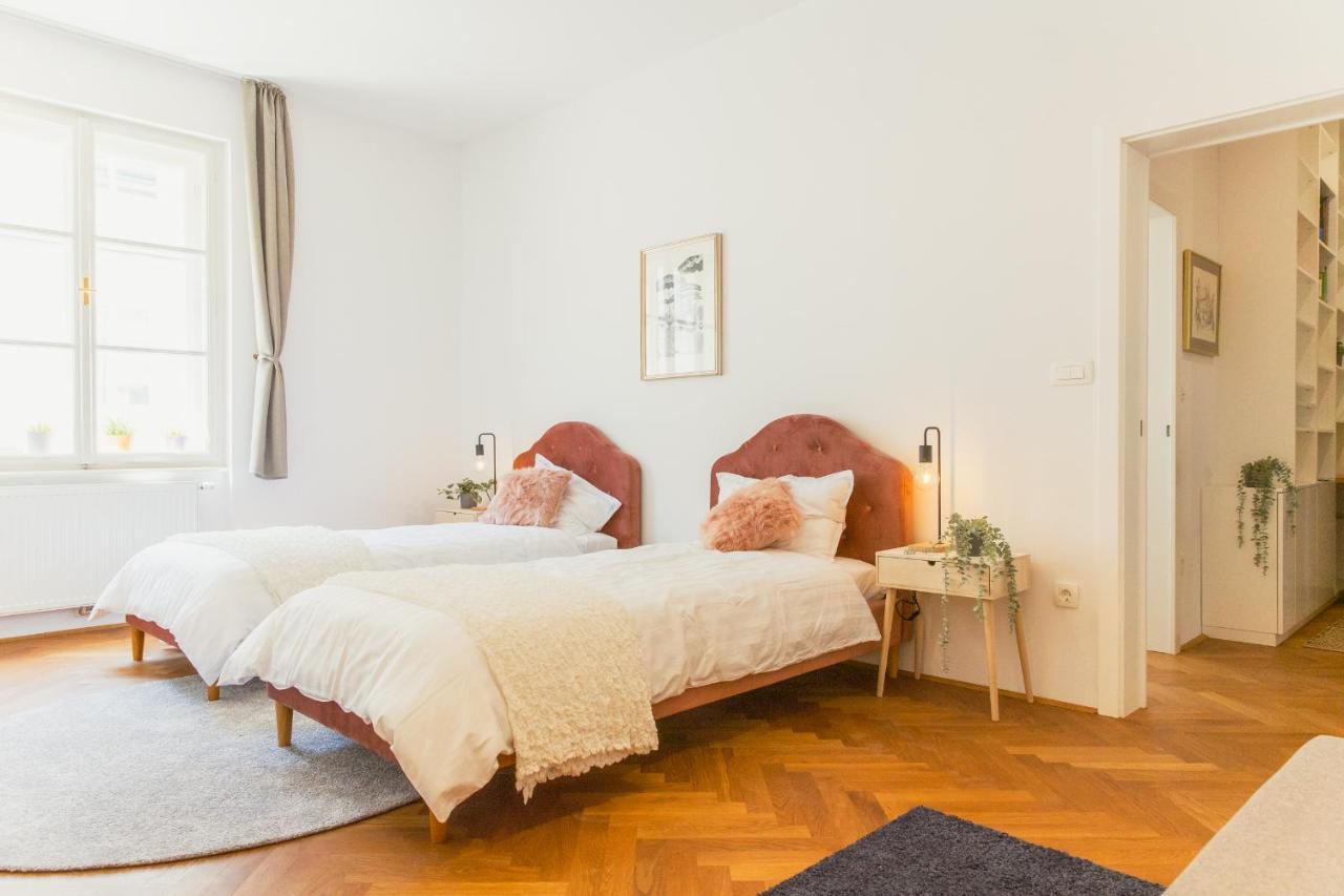 Top Location City Centre Condo In Historic Building With Free Garage Parking Ljubljana Exterior photo
