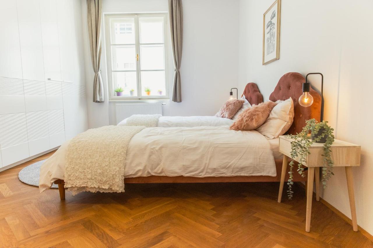 Top Location City Centre Condo In Historic Building With Free Garage Parking Ljubljana Exterior photo