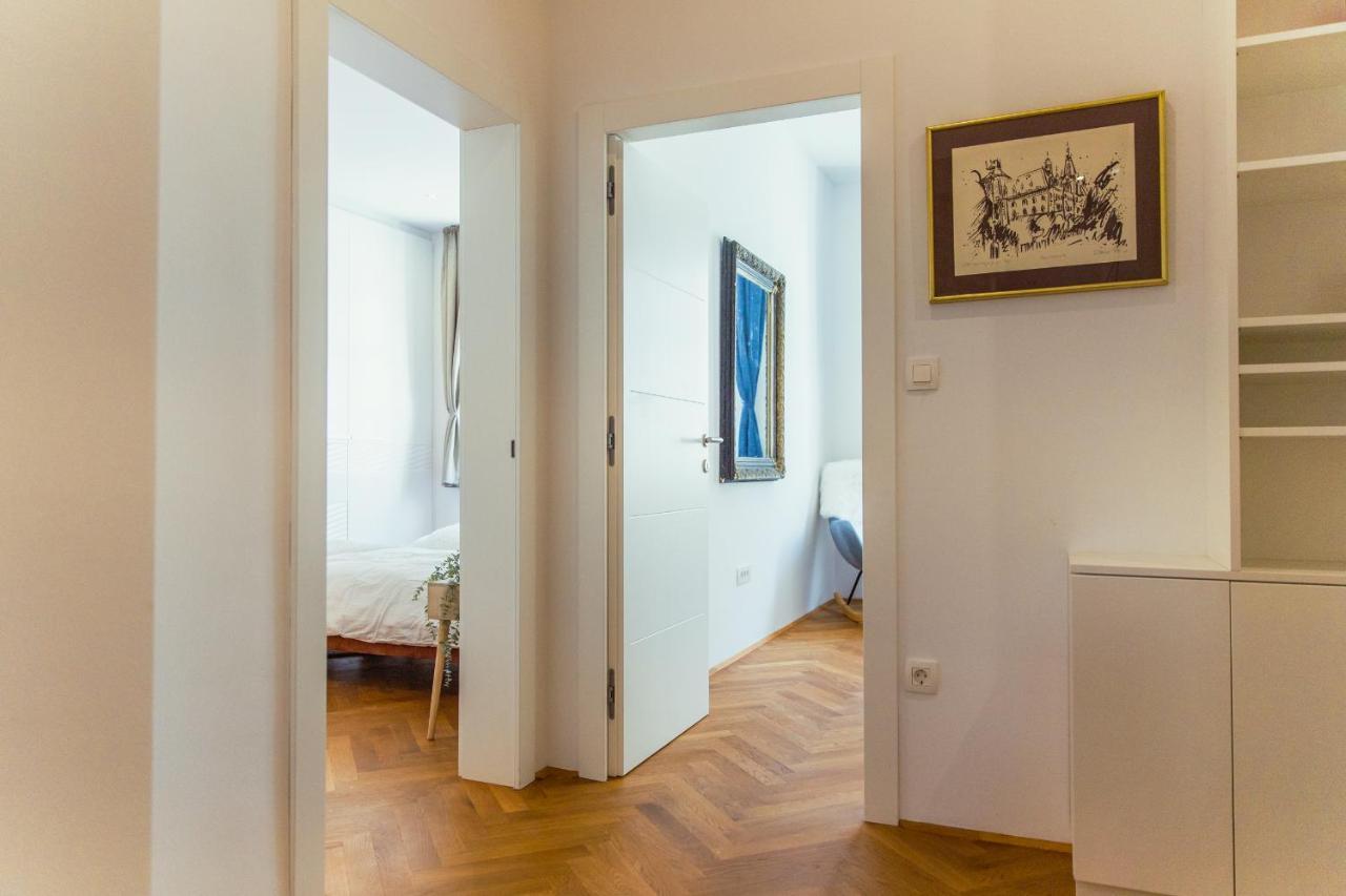 Top Location City Centre Condo In Historic Building With Free Garage Parking Ljubljana Exterior photo